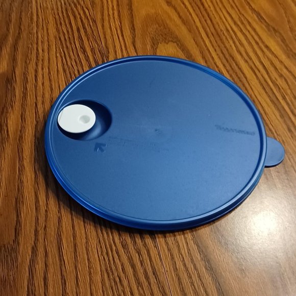 Tupperware Clear 3-Section Meal Storage Container with Vented Blue Lid - Picture 4 of 8